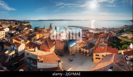 Luftaufnahme der schönen Altstadt, bunten Häusern, Booten Stockfoto
