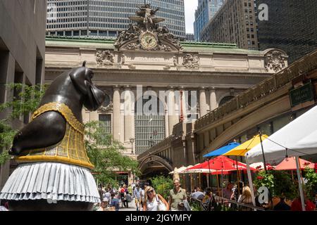 Die skurrilen Bronzestatuen von Bjorn Okholm Skaarup sind auf dem Pershing Square vor dem Grand Central Terminal, New York City, USA 2022, ausgestellt Stockfoto