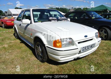 Ein 1990 Ford Escort RS Turbo parkte auf der Ausstellung 47. Historic Vehicle Gathering Classic Car Show, Paignton, Devon, England, Großbritannien. Stockfoto