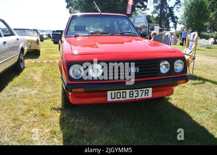 Ein Ford Escort RS 2000 aus dem Jahr 1976 wurde auf der Oldtimer-Ausstellung 47. in Powderham, Devon, England, Großbritannien, ausgestellt. Stockfoto