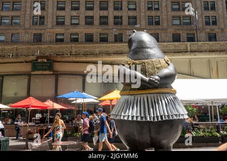 Die skurrilen Bronzestatuen von Bjorn Okholm Skaarup sind auf dem Pershing Square vor dem Grand Central Terminal, New York City, USA 2022, ausgestellt Stockfoto