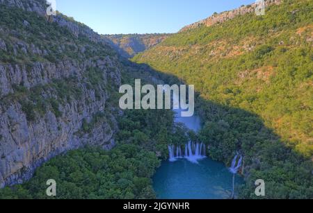 Luftaufnahme des Wasserfalls in der Schlucht des Flusses Krka in Kroatien Stockfoto