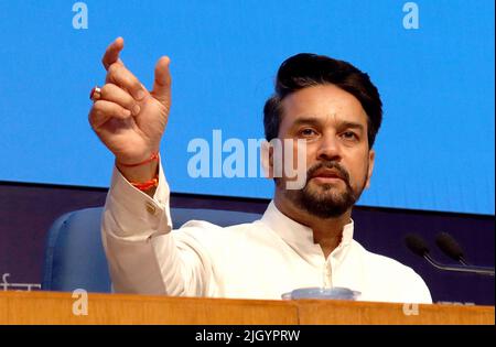 Neu-Delhi, Indien. 13.. Juli 2022. Der Minister für Sport, Jugend und Informations- und Rundfunkminister Anurag Singh Thakur wendet sich vom 15. Juli 2022 bis zu den nächsten 75 Tagen an alle Bürger über 18 Jahren, die über kostenlose Booster-Dosen berichten. Diese Einrichtung wird in allen Regierungszentren verfügbar sein. Kredit: SOPA Images Limited/Alamy Live Nachrichten Stockfoto