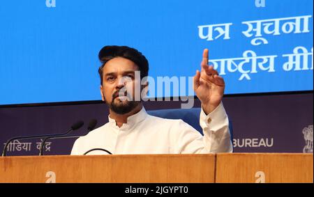 Neu-Delhi, Indien. 13.. Juli 2022. Der Minister für Sport, Jugend und Informations- und Rundfunkminister Anurag Singh Thakur wendet sich vom 15. Juli 2022 bis zu den nächsten 75 Tagen an alle Bürger über 18 Jahren, die über kostenlose Booster-Dosen berichten. Diese Einrichtung wird in allen Regierungszentren verfügbar sein. Kredit: SOPA Images Limited/Alamy Live Nachrichten Stockfoto