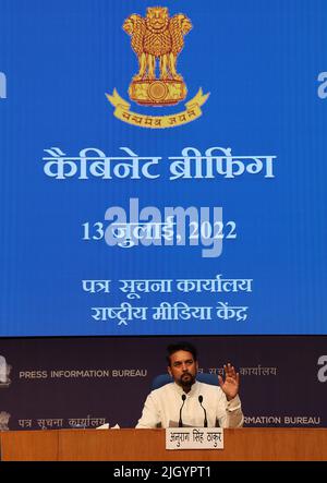 Neu-Delhi, Indien. 13.. Juli 2022. Der Minister für Sport, Jugend und Informations- und Rundfunkminister Anurag Singh Thakur wendet sich vom 15. Juli 2022 bis zu den nächsten 75 Tagen an alle Bürger über 18 Jahren, die über kostenlose Booster-Dosen berichten. Diese Einrichtung wird in allen Regierungszentren verfügbar sein. Kredit: SOPA Images Limited/Alamy Live Nachrichten Stockfoto