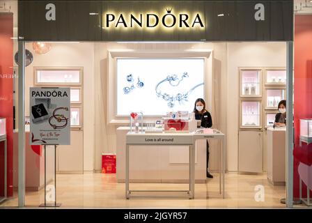 Hongkong, China. 13.. Juli 2022. Dänischer Schmuckhersteller und Einzelhändler, Pandora-Geschäft in Hongkong. (Foto von Budrul Chukrut/SOPA Images/Sipa USA) Quelle: SIPA USA/Alamy Live News Stockfoto