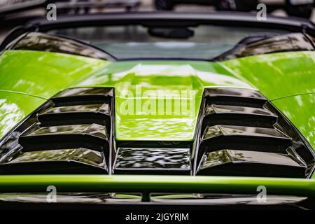 WETZLAR, DEUTSCHLAND 2022-04-23: Nahaufnahme des metallischen Lamborgini-Logos auf dem gezeigten Lamborghini-Auto. Stockfoto