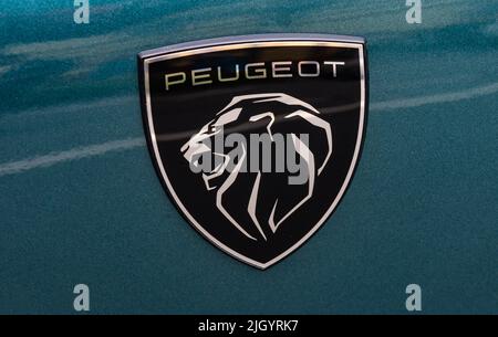 WETZLAR, DEUTSCHLAND 2022-04-23: Nahaufnahme des Peugeot-Logos auf einem Autogrill. Peugeot als Automobilhersteller wurde am 1882 gegründet. Stockfoto