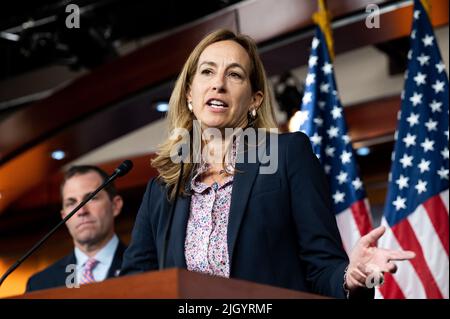 Washington, Usa. 13.. Juli 2022. Die US-Vertreterin Mikie Sherrill (D-NJ) spricht auf einer Pressekonferenz der Führung der demokratischen Regierung des Repräsentantenhauses. Kredit: SOPA Images Limited/Alamy Live Nachrichten Stockfoto