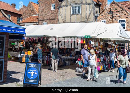 Der Markt steht in den Shambles in York, North Yorkshire, England, Großbritannien Stockfoto