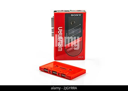 WETZLAR, DEUTSCHLAND: 2022-04-16: Schöner, alter Sony WALKMAN ® WM-24 in Rot auf hellem Hintergrund. Stockfoto