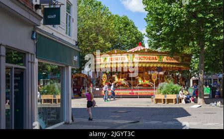 Festlandpferde auf einer traditionellen Karussellfahrt in York, North Yorkshire, England, Großbritannien Stockfoto