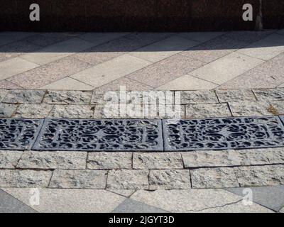 Sturmflut in Steinfliesen. Städtische Umwelt. Steinpflaster Stockfoto