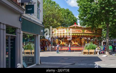 Festlandpferde auf einer traditionellen Karussellfahrt in York, North Yorkshire, England, Großbritannien Stockfoto