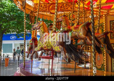 Festlandpferde auf einer traditionellen Karussellfahrt in York, North Yorkshire, England, Großbritannien Stockfoto