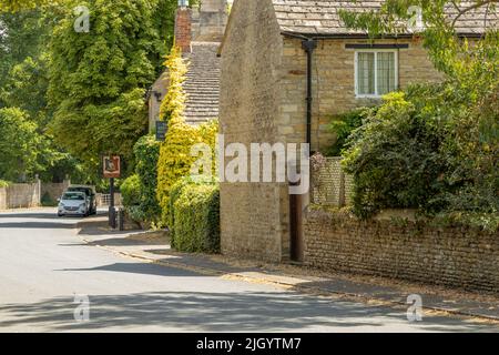 Die Kneipe Falcon in Fotheringhay Stockfoto