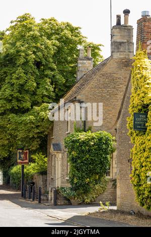 Die Kneipe Falcon in Fotheringhay Stockfoto