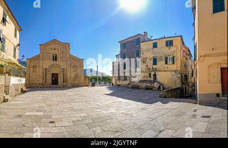 Schöner Panoramablick auf die Kirche San Michele Arcangelo in der mittelalterlichen Altstadt von Ventimiglia in Italien, Ligurien, Italien., Provinz Imperia Stockfoto