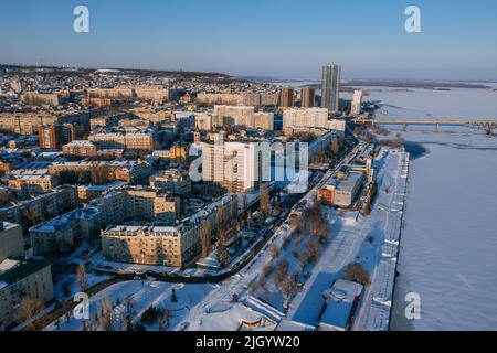 Luftaufnahme von Saratow im Winter. Stockfoto