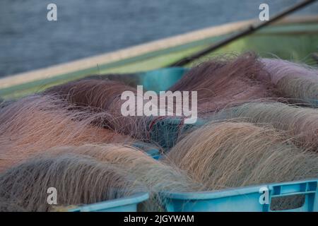 Pastellfarbene Nylonfischernetze in Kisten Stockfoto