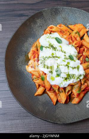 Nahaufnahme eines Tellers mit Pasta und Bolognese-Sauce Stockfoto