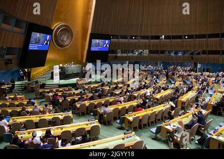 (220713) -- UNITED NATIONS, 13. Juli 2022 (Xinhua) -- UN-Generalsekretär Antonio Guterres (auf dem Podium) spricht bei der Eröffnung des Ministersegments des hochrangigen Politischen Forums für nachhaltige Entwicklung am 13. Juli 2022 im UN-Hauptquartier in New York. Guterres rief am Mittwoch zu sofortigen Maßnahmen in vier Bereichen auf, damit die Welt besser von COVID-19 abbauen und die nachhaltige Entwicklung weiter vorantreiben kann. (Eskinder Debebe/UN Photo/Handout via Xinhua) Stockfoto