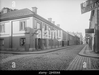 St. Persgatan in Richtung Südwesten von Dragarbunnsgatan, Dragarbrunn, Uppsuna 1901 - 1902. Der Kreuzung von St. Persgatan - Dragarbrunnsgatan, Uppsalsa. C m Liljedahl's Kaffee-Service, Food-Service auf der St. Persgatan 11. „St. Persgatan Richtung Südwesten von Dragarbrunnsgatan. Hier erhalten Sie ein gutes Bild von der Schließung und Low-Scale, die den Straßenraum in der Handels- und Handwerksstadt östlich von Fyrisån charakterisiert. Die Siedlung wurde vor allem unter dem 18.. Jahrhundert und Rache im späten 19.. Jahrhundert gebaut. Die niedrigen Dächer erinnern daran, dass die Häuser ursprünglich mit Torfdächern bedeckt waren. Von Ola E Stockfoto