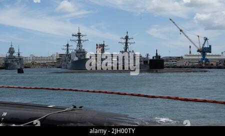 220711-N-LN285-1034 PEARL HARBOR (11. Juli 2022) - das Schnellangriffs-U-Boot USS Topeka (SSN 754) der Los Angeles-Klasse verlässt Pearl Harbor während des RIMPAC (Rim of the Pacific) 2022, 11. Juli. 26 Nationen, 38 Schiffe, vier U-Boote, mehr als 170 Flugzeuge und 25.000 Mitarbeiter nehmen vom 29. Juni bis zum 4. August an RIMPAC in und um die Hawaii-Inseln und Südkalifornien Teil. RIMPAC, die weltweit größte internationale maritime Übung, bietet eine einzigartige Ausbildungsmöglichkeit und fördert und pflegt kooperative Beziehungen zwischen den Teilnehmern, die für die Sicherheit von von von von entscheidender Bedeutung sind Stockfoto