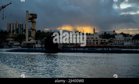 220712-N-LN285-1085 JOINT BASE PEARL HARBOR-HICKAM, Hawaii (12. Juli 2022) -- das Los Angeles-Klasse Schnellangriff-U-Boot USS Charlotte (SSN 766) verlässt die Joint Base Pearl Harbor-Hickam während des Rim of the Pacific (RIMPAC) 2022. 26 Nationen, 38 Schiffe, vier U-Boote, mehr als 170 Flugzeuge und 25.000 Mitarbeiter nehmen vom 29. Juni bis zum 4. August an RIMPAC in und um die Hawaii-Inseln und Südkalifornien Teil. RIMPAC, die weltweit größte internationale maritime Übung, bietet eine einzigartige Ausbildungsmöglichkeit und fördert und pflegt die kooperativen Beziehungen zwischen den Teilnehmern Stockfoto