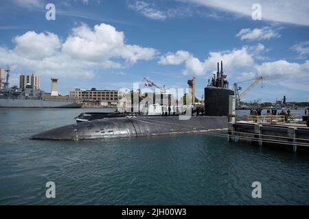 220711-N-LN285-1007 PEARL HARBOR (11. Juli 2022) - das Schnellangriffs-U-Boot USS Topeka (SSN 754) der Los Angeles-Klasse verlässt Pearl Harbor während des RIMPAC (Rim of the Pacific) 2022, 11. Juli. 26 Nationen, 38 Schiffe, vier U-Boote, mehr als 170 Flugzeuge und 25.000 Mitarbeiter nehmen vom 29. Juni bis zum 4. August an RIMPAC in und um die Hawaii-Inseln und Südkalifornien Teil. RIMPAC, die weltweit größte internationale maritime Übung, bietet eine einzigartige Ausbildungsmöglichkeit und fördert und pflegt kooperative Beziehungen zwischen den Teilnehmern, die für die Sicherheit von von von von entscheidender Bedeutung sind Stockfoto