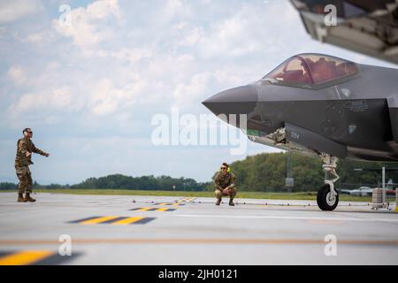 Flieger, die dem 33. Fighter Wing zugewiesen wurden, ein Taxi in einem F-35A Lightning II-Flugzeug, das auf der Vermont Air National Guard Base, South Burlington, Vermont, am 12. Juli 2022 landete. Der 33. Fighter Wing nutzt den Luftraum der Vermont Air National Guard, um während des gefährlichen Sommerwetters auf dem Luftwaffenstützpunkt Eglin, Florida, weiterhin effektiv zu fliegen. (USA Foto der Air National Guard von Senior Master Sgt. Michael Davis) Stockfoto