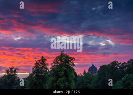 Thirlestane Castle, Lauder, Scottish Borders, Großbritannien. 13.. Juli 2022. Wetter, Ein feuriger Himmel, wenn die Sonne hinter Thirlestane Castle in Lauder, Scottish Borders, untergeht. PIC Credit: phil wilkinson/Alamy Live News Stockfoto