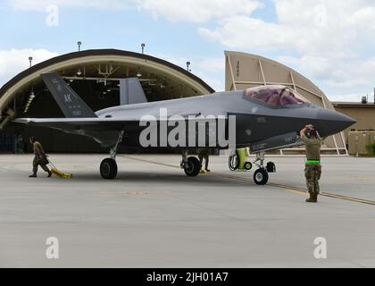 An F-35A Lightning II parkt auf dem Kunstan Air Base, Republik Korea, 7. Juli 2022. Flugzeuge der US Air Force F-35 vom Luftwaffenstützpunkt Eielson, Alaska, kamen in die ROK, um zusammen mit ihren Kollegen der ROK Air Force Flugoperationen durchzuführen. (USA Foto der Luftwaffe von Staff Sgt. Isaiah J. Soliz) Stockfoto