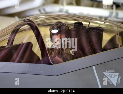 Capt. Scott „Hansel“ Lafferty, Pilot der 356.-Jagdgeschwader, sitzt im Cockpit eines F-35A Lightning II auf dem Kunstan Air Base, Republik Korea, 7. Juli 2022. Flugzeuge der US Air Force F-35 vom Luftwaffenstützpunkt Eielson, Alaska, kamen in die ROK, um zusammen mit ihren Kollegen der ROK Air Force Flugoperationen durchzuführen. (USA Foto der Luftwaffe von Staff Sgt. Isaiah J. Soliz) Stockfoto