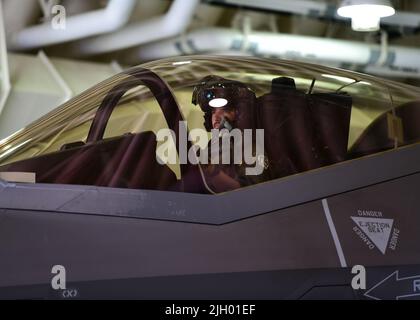 Capt. Scott „Hansel“ Lafferty, Pilot der 356.-Jagdgeschwader, sitzt im Cockpit eines F-35A Lightning II auf dem Kunstan Air Base, Republik Korea, 7. Juli 2022. Flugzeuge der US Air Force F-35 vom Luftwaffenstützpunkt Eielson, Alaska, kamen in die ROK, um zusammen mit ihren Kollegen der ROK Air Force Flugoperationen durchzuführen. (USA Foto der Luftwaffe von Staff Sgt. Isaiah J. Soliz) Stockfoto