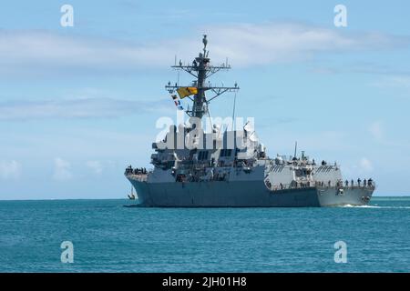 PEARL HARBOR (11. Juli 2022) – USS Spruance (DDG 111), ein Lenkflugkörper-Zerstörer der Arleigh Burke-Klasse, verlässt Pearl Harbor, um am 11. Juli die auf See gelegene Phase von Rim of the Pacific (RIMPAC) 2022 zu beginnen. 26 Nationen, 38 Schiffe, vier U-Boote, mehr als 170 Flugzeuge und 25.000 Mitarbeiter nehmen vom 29. Juni bis zum 4. August an RIMPAC in und um die Hawaii-Inseln und Südkalifornien Teil. RIMPAC, die weltweit größte internationale maritime Übung, bietet eine einzigartige Ausbildungsmöglichkeit und fördert und pflegt kooperative Beziehungen zwischen den Teilnehmern, die für die Gewährleistung der Sicherheit von entscheidender Bedeutung sind Stockfoto