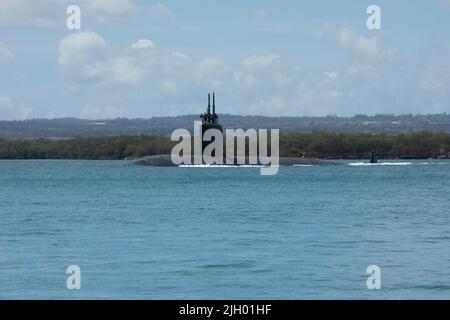 PEARL HARBOR (11. Juli 2022) – das Schnellangriffs-U-Boot der Los Angeles-Klasse USS Topeka (SSN 754) verlässt Pearl Harbor, um am 11. Juli die auf See gelegene Phase von Rim of the Pacific (RIMPAC) 2022 zu beginnen. 26 Nationen, 38 Schiffe, vier U-Boote, mehr als 170 Flugzeuge und 25.000 Mitarbeiter nehmen vom 29. Juni bis zum 4. August an RIMPAC in und um die Hawaii-Inseln und Südkalifornien Teil. RIMPAC, die weltweit größte internationale maritime Übung, bietet eine einzigartige Ausbildungsmöglichkeit und fördert und pflegt kooperative Beziehungen zwischen den Teilnehmern, die für die Gewährleistung der Sicherheit des Meeres von entscheidender Bedeutung sind Stockfoto