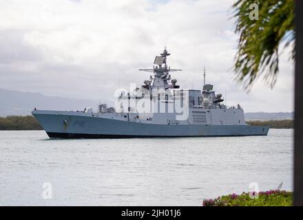 220712-N-KH173-1001 PEARL HARBOR (12. Juli 2022) die Fregatte DER indischen Marine INS Satpura (F 48) verlässt Pearl Harbor, um die auf See ablaufende Phase der Übung Rim of the Pacific (RIMPAC) 2022, 12. Juli, zu beginnen. 26 Nationen, 38 Schiffe, vier U-Boote, mehr als 170 Flugzeuge und 25.000 Mitarbeiter nehmen vom 29. Juni bis zum 4. August an RIMPAC in und um die Hawaii-Inseln und Südkalifornien Teil. RIMPAC, die weltweit größte internationale maritime Übung, bietet eine einzigartige Ausbildungsmöglichkeit und fördert und pflegt kooperative Beziehungen zwischen den Teilnehmern, die für die Gewährleistung der Sicherheit von entscheidender Bedeutung sind Stockfoto