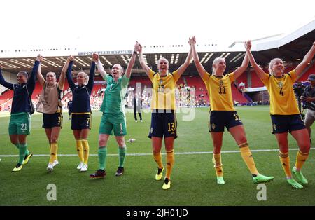 Sheffield, England, 13.. Juli 2022. Schwedische Spieler feiern nach dem Spiel der UEFA Women's European Championship 2022 in Bramall Lane, Sheffield. Bildnachweis sollte lauten: Darren Staples / Sportimage Stockfoto