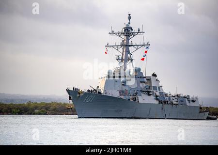 220712-N-KH173-4003 PEARL HARBOR (12. Juli 2022) der Lenkflugkörper-Zerstörer USS Gridley (DDG 101) der Arleigh Burke-Klasse verlässt Pearl Harbor, um am 12. Juli die auf See gelegene Phase von Rim of the Pacific (RIMPAC) 2022 zu beginnen. 26 Nationen, 38 Schiffe, vier U-Boote, mehr als 170 Flugzeuge und 25.000 Mitarbeiter nehmen vom 29. Juni bis zum 4. August an RIMPAC in und um die Hawaii-Inseln und Südkalifornien Teil. RIMPAC, die weltweit größte internationale maritime Übung, bietet eine einzigartige Ausbildungsmöglichkeit und fördert und pflegt kooperative Beziehungen zwischen Teilnehmern, die für en von entscheidender Bedeutung sind Stockfoto