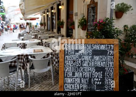 Cascais, Portugal. 13.. Juli 2022. Am 13. Juli 2022 wird vor einem Restaurant in Cascais, Portugal, eine Speisekarte angezeigt. Die vom Verbraucherpreisindex (VPI) gemessene Inflation lag im Vergleich zum Vorjahr im Juni bei 8,7 Prozent, der höchsten Inflation seit Dezember 1992, teilte das Nationale Statistische Institut (INE) des Landes am Dienstag mit. Quelle: Pedro Fiuza/Xinhua/Alamy Live News Stockfoto