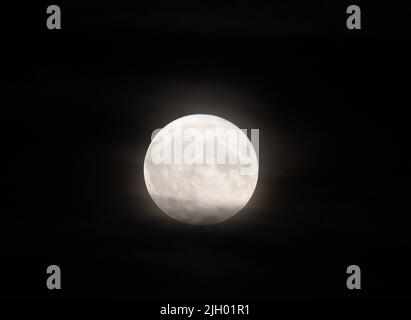Hamburg, Deutschland. 13.. Juli 2022. Der Vollmond steigt am Abend über dem Hamburger Hafen auf. Gleichzeitig ist der Mond nahe an der Erde, weshalb er größer als gewöhnlich erscheint und als Supermond bezeichnet wird. Kredit: Marcus Brandt/dpa/Alamy Live Nachrichten Stockfoto