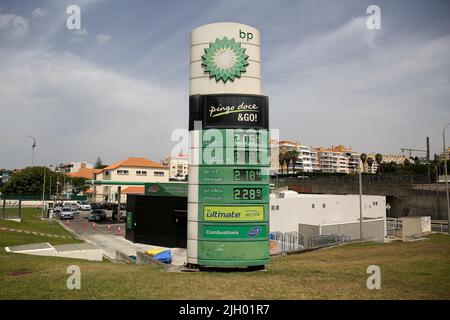 Cascais, Portugal. 13.. Juli 2022. Die Gaspreise werden an einer Tankstelle in Cascais, Portugal, am 13. Juli 2022 angezeigt. Die vom Verbraucherpreisindex (VPI) gemessene Inflation lag im Vergleich zum Vorjahr im Juni bei 8,7 Prozent, der höchsten Inflation seit Dezember 1992, teilte das Nationale Statistische Institut (INE) des Landes am Dienstag mit. Quelle: Pedro Fiuza/Xinhua/Alamy Live News Stockfoto