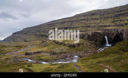 Folaldafoss, ein kleiner Wasserfall entlang der Öxi Mountain Road #939 in der östlichen Fjordregion Islands Stockfoto