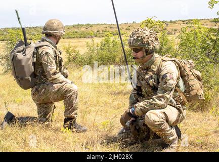 BABADAG TRAININGSGEBIET, Rumänien-- Flieger mit dem Vereinigten Königreich 140. Expeditionary Air Wing beobachtet und coacht während des Trainings zur Personalerholung mit 3-227 AHB, 12. Juli 2022. Regelmäßige Interoperabilitätsschulungen mit NATO-Partnern und Verbündeten schaffen Vertrauen und Bereitschaft, wodurch die Fähigkeit zur Abschreckung und Verteidigung erhöht wird. (USA Armeefoto von Capt. Taylor Criswell) Stockfoto