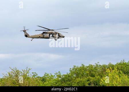 BABADAG TRAININGSGEBIET, Rumänien-- Ein UH-60m Black Hawk von 3-227 AHB fliegt während des Trainings zur Personalerholung mit dem U.K. 140. Expeditionary Air Wing, 12. Juli 2022 über Kopf. Regelmäßige Interoperabilitätsschulungen mit NATO-Partnern und Verbündeten schaffen Vertrauen und Bereitschaft, wodurch die Fähigkeit zur Abschreckung und Verteidigung erhöht wird. (USA Armeefoto von Capt. Taylor Criswell) Stockfoto