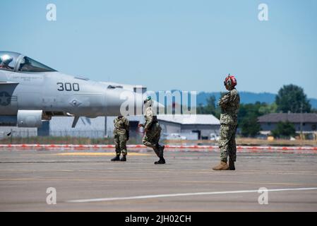 Eine F-18 Super Hornet vom Strike Fighter Squadron (VFA) 192 'Golden Dragons' der Marine aus der Naval Air Station Lemoore, Kalifornien, bereitet sich auf den Start am 12. Juli 2022 auf dem Portland Air National Guard Base (PANGB), Oregon, vor. F-15 Eagle-Piloten der 123. Fighter Squadron von PANGB nehmen am zweiwöchigen Dissimilar Air Combat Training (DACT) mit den Golden Dragons vom 11. Bis 22. Juli Teil. (USA Foto der Air National Guard von Meister Sgt. Steph Sawyer) Stockfoto