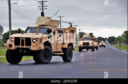 Dienstmitglieder fahren Joint-Light-Tactical-Fahrzeuge auf der Kantonalzone 8. Juli 2022, während der Trainingseinsätze in Fort McCoy, Wis. im Juli 2022, wie auch in anderen Monaten des Jahres, haben Tausende von Truppen in Fort McCoy in verschiedenen Arten von Trainingseinheiten für aktiv- und Reserveeinheiten trainiert. Das Motto von Fort McCoy lautet „Total Force Training Center“. (USA Army Photo von Scott T. Sturkol, Public Affairs Office, Fort McCoy, Wisp.) Stockfoto