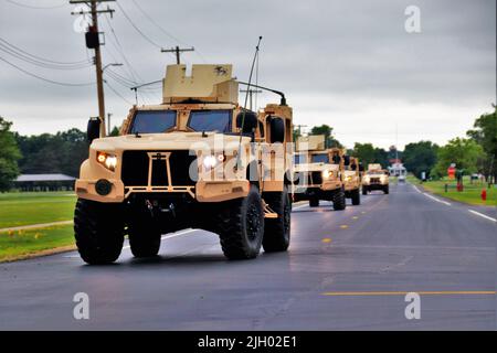 Dienstmitglieder fahren Joint-Light-Tactical-Fahrzeuge auf der Kantonalzone 8. Juli 2022, während der Trainingseinsätze in Fort McCoy, Wis. im Juli 2022, wie auch in anderen Monaten des Jahres, haben Tausende von Truppen in Fort McCoy in verschiedenen Arten von Trainingseinheiten für aktiv- und Reserveeinheiten trainiert. Das Motto von Fort McCoy lautet „Total Force Training Center“. (USA Army Photo von Scott T. Sturkol, Public Affairs Office, Fort McCoy, Wisp.) Stockfoto