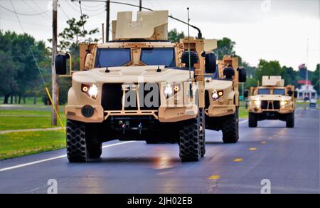 Dienstmitglieder fahren Joint-Light-Tactical-Fahrzeuge auf der Kantonalzone 8. Juli 2022, während der Trainingseinsätze in Fort McCoy, Wis. im Juli 2022, wie auch in anderen Monaten des Jahres, haben Tausende von Truppen in Fort McCoy in verschiedenen Arten von Trainingseinheiten für aktiv- und Reserveeinheiten trainiert. Das Motto von Fort McCoy lautet „Total Force Training Center“. (USA Army Photo von Scott T. Sturkol, Public Affairs Office, Fort McCoy, Wisp.) Stockfoto